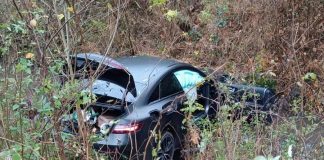 Samochód wpadł do potoku w Starym Wiśniczu. Dwie osoby trafiły do szpitala