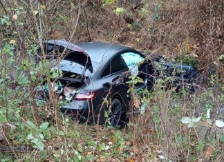 Samochód wpadł do potoku w Starym Wiśniczu. Dwie osoby trafiły do szpitala