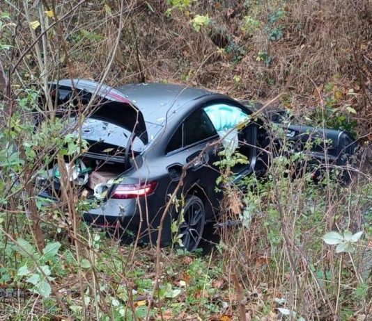 Samochód wpadł do potoku w Starym Wiśniczu. Dwie osoby trafiły do szpitala