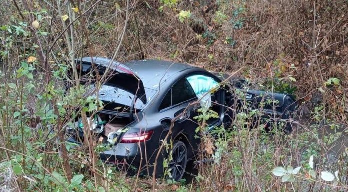 Samochód wpadł do potoku w Starym Wiśniczu. Dwie osoby trafiły do szpitala