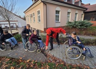 Dwie godziny na wózku otwierają oczy. Uczniowie z Niepołomic zobaczyli miasto inaczej – ZDJĘCIA