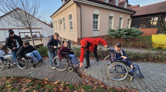 Dwie godziny na wózku otwierają oczy. Uczniowie z Niepołomic zobaczyli miasto inaczej – ZDJĘCIA