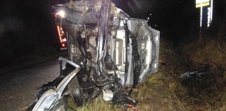 Nocne dachowanie w gminie Brzesko. Policja apeluje o ostrożność na drogach