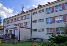 Bochnia. Radni komisji oświaty zwiedzili SP4. Szkoła potrzebuje pilnego remontu