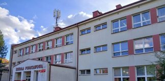 Bochnia. Radni komisji oświaty zwiedzili SP4. Szkoła potrzebuje pilnego remontu