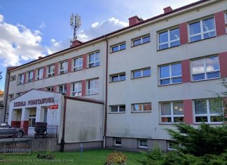 Bochnia. Radni komisji oświaty zwiedzili SP4. Szkoła potrzebuje pilnego remontu