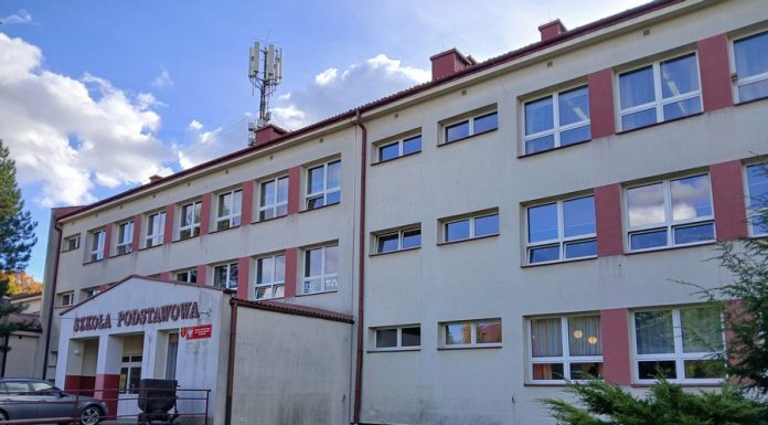 Bochnia. Radni komisji oświaty zwiedzili SP4. Szkoła potrzebuje pilnego remontu