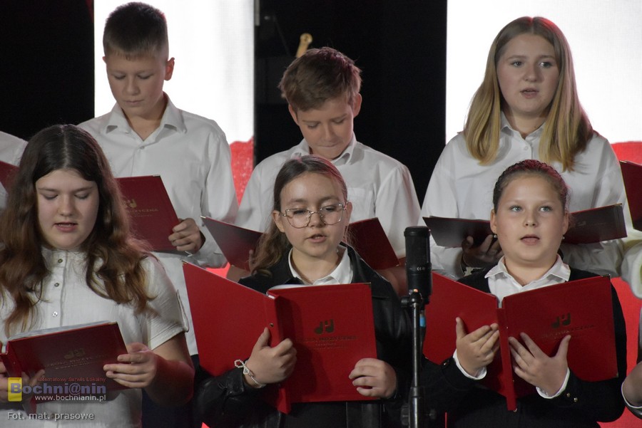 Nowy Wiśnicz. Koncert laureatów festiwalu „Z pieśnią patriotyczną i żołnierską przez wieki” – ZDJĘCIA