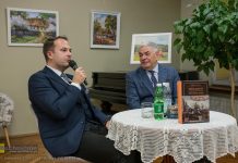 Biblioteka w Bochni. Spotkanie z Mirosławem Płonką – ZDJĘCIA