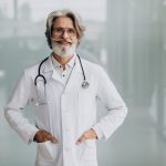 🔸 Masz antybiotyk na gardło, ale objawy nie mijają? Kiedy infekcja wymaga ponownej konsultacji?