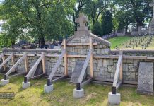 🔸 Trwa remont ogrodzenia cmentarza wojennego nr 314 w Bochni