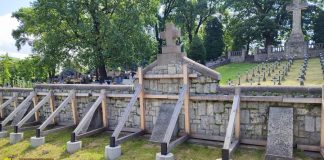 🔸 Trwa remont ogrodzenia cmentarza wojennego nr 314 w Bochni