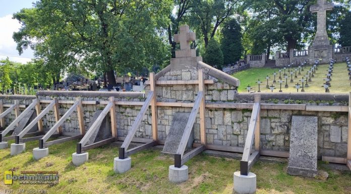 🔸 Trwa remont ogrodzenia cmentarza wojennego nr 314 w Bochni