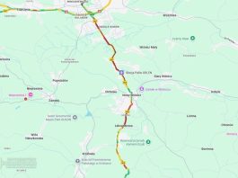 🔴 Wielokilometrowy zator na DW965 z powodu opadów śniegu – WIDEO