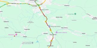 🔴 Wielokilometrowy zator na DW965 z powodu opadów śniegu – WIDEO