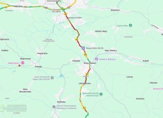 🔴 Wielokilometrowy zator na DW965 z powodu opadów śniegu – WIDEO