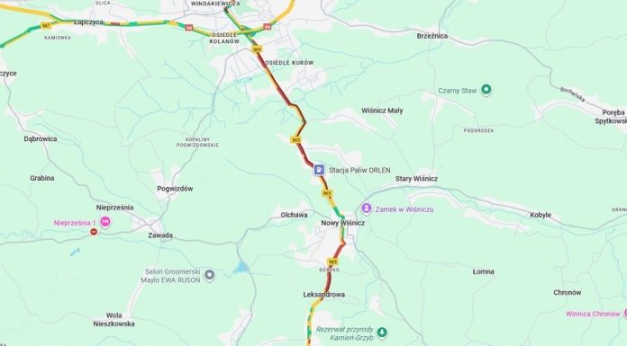 🔴 Wielokilometrowy zator na DW965 z powodu opadów śniegu – WIDEO