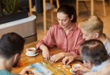 🔸 Dlaczego planszówki znów są modne? Fenomen powrotu do wspólnej zabawy offline