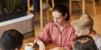 🔸 Dlaczego planszówki znów są modne? Fenomen powrotu do wspólnej zabawy offline