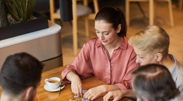 🔸 Dlaczego planszówki znów są modne? Fenomen powrotu do wspólnej zabawy offline