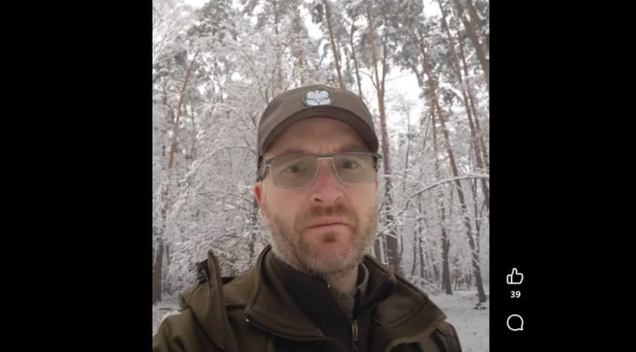 Leśnicy ostrzegają spacerowiczów: mokry śnieg obciąża drzewa