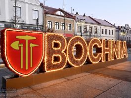 Na bocheńskim Rynku pojawiła się nowa atrakcja – świetlny napis „Bochnia”
