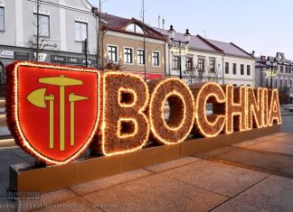 Na bocheńskim Rynku pojawiła się nowa atrakcja – świetlny napis „Bochnia”