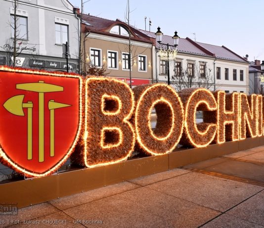 Na bocheńskim Rynku pojawiła się nowa atrakcja – świetlny napis „Bochnia”