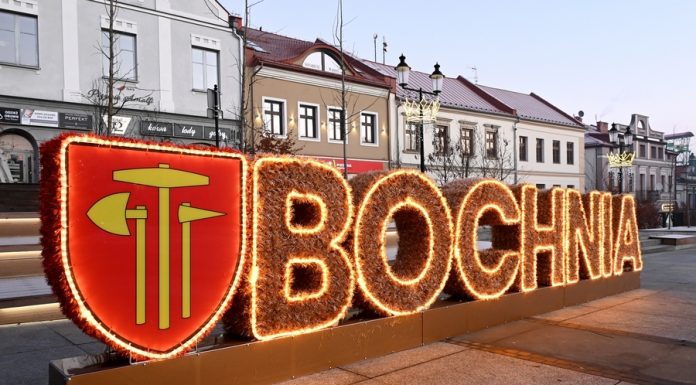Na bocheńskim Rynku pojawiła się nowa atrakcja – świetlny napis „Bochnia”