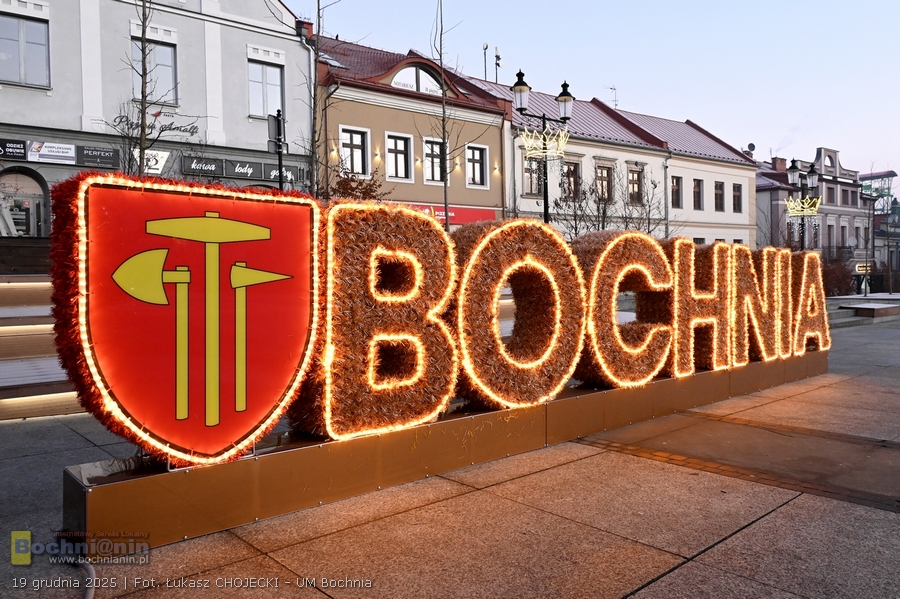 Na bocheńskim Rynku pojawiła się nowa atrakcja – świetlny napis „Bochnia”