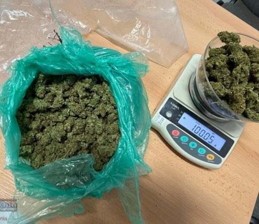 Bochnia. W trakcie ucieczki przed policją wyrzucili narkotyki z auta