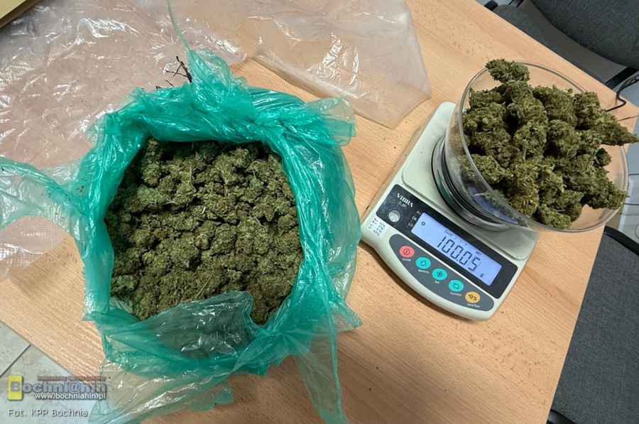 Bochnia. W trakcie ucieczki przed policją wyrzucili narkotyki z auta