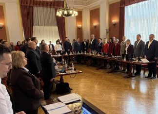 Rada Powiatu uczciła minutą ciszy ofiary zbrodni na Uzborni