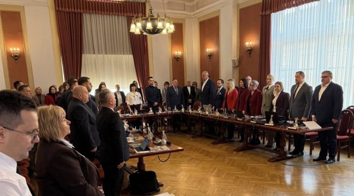 Rada Powiatu uczciła minutą ciszy ofiary zbrodni na Uzborni