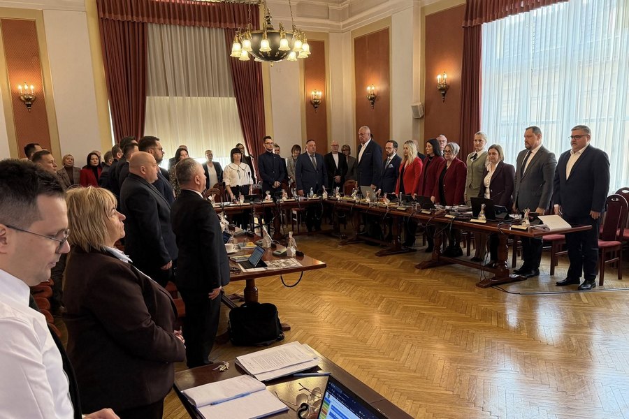 Rada Powiatu uczciła minutą ciszy ofiary zbrodni na Uzborni