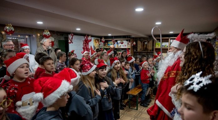 Bocheńscy wolontariusze z mikołajową pomocą w Czortkowie – ZDJĘCIA