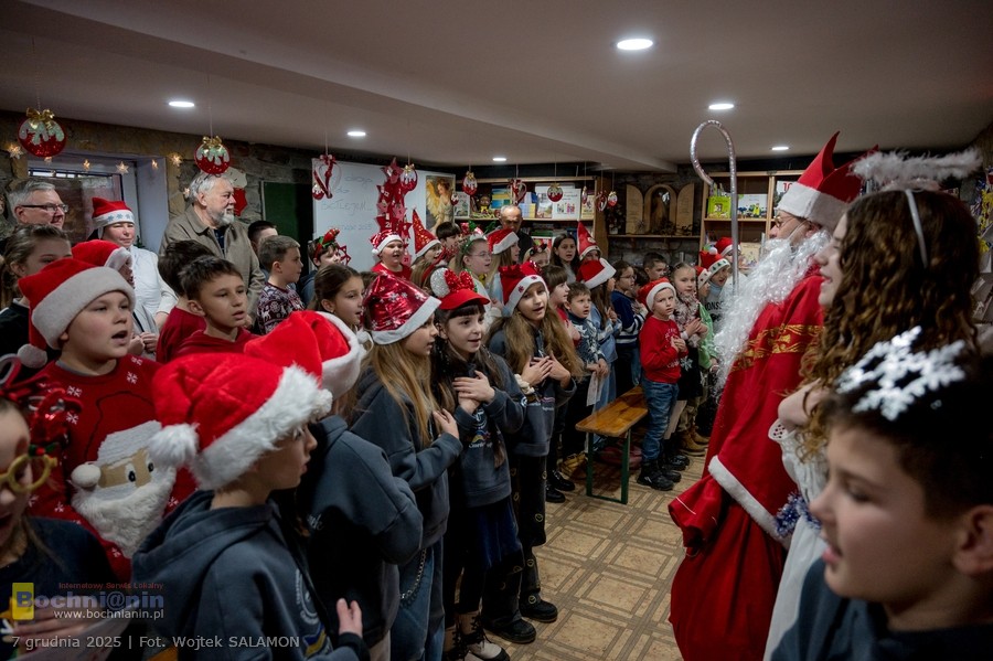Bocheńscy wolontariusze z mikołajową pomocą w Czortkowie – ZDJĘCIA