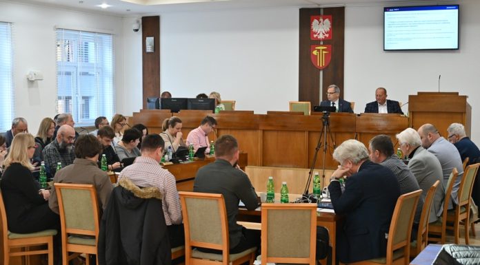 Ktoś z radnych nie płacił za odbiór śmieci? „To jest news dnia”