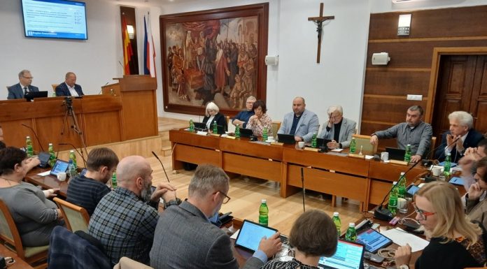 🔴 Bochnia dopłaci 1 mln zł do odbioru odpadów komunalnych. Jak głosowali radni? – RELACJA Z SESJI