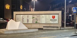 Reaktor B7 reaguje na emocje związane z „piramidami” przed dworcem PKP