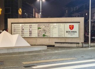 Reaktor B7 reaguje na emocje związane z „piramidami” przed dworcem PKP