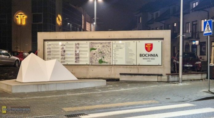 Reaktor B7 reaguje na emocje związane z „piramidami” przed dworcem PKP