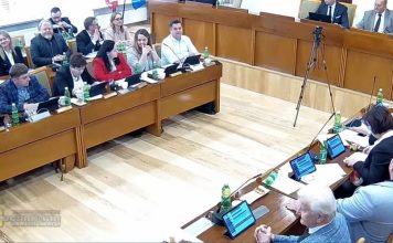 Zaskakująca wymiana zdań pod koniec sesji rady miasta. Poszło o sugestie dotyczące „poleceń sms-ami”
