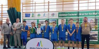Reprezentacja SP nr 4 w Bochni mistrzem Małopolski w halowej piłce nożnej chłopców