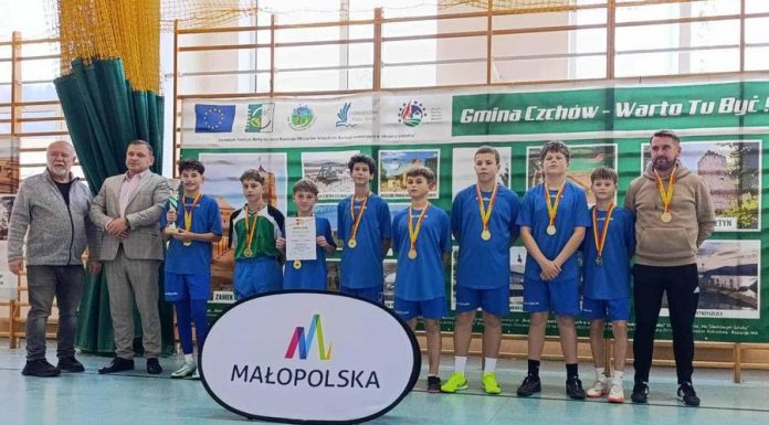 Reprezentacja SP nr 4 w Bochni mistrzem Małopolski w halowej piłce nożnej chłopców