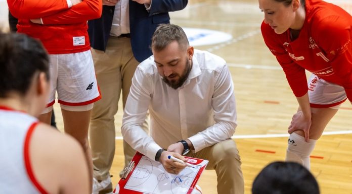 Trener Artur Włodarczyk po meczu z VBW Gdynia: „Jestem dumny z dziewczyn”