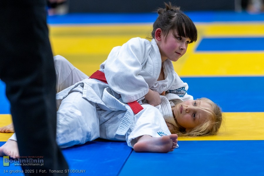 Kilkuset młodych judoków rywalizuje dziś w Bochni. Trwa Mikołajkowy Turniej w hali widowiskowo-sportowej – ZDJĘCIA