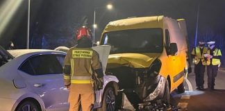 🔴 Nowy Wiśnicz. Trzy osoby trafiły do szpitala po zderzeniu motocykla, auta osobowego i dostawczego