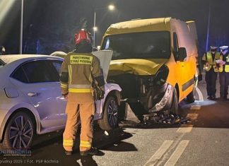 🔴 Nowy Wiśnicz. Trzy osoby trafiły do szpitala po zderzeniu motocykla, auta osobowego i dostawczego