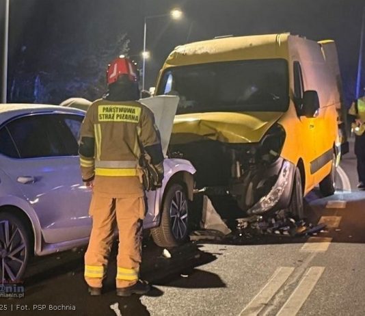 🔴 Nowy Wiśnicz. Trzy osoby trafiły do szpitala po zderzeniu motocykla, auta osobowego i dostawczego